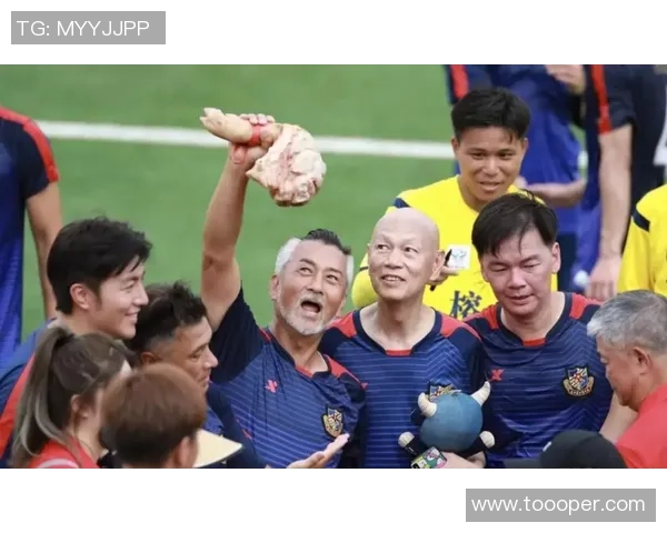 花式足球明星化身老头展现独特风采引发热议与关注